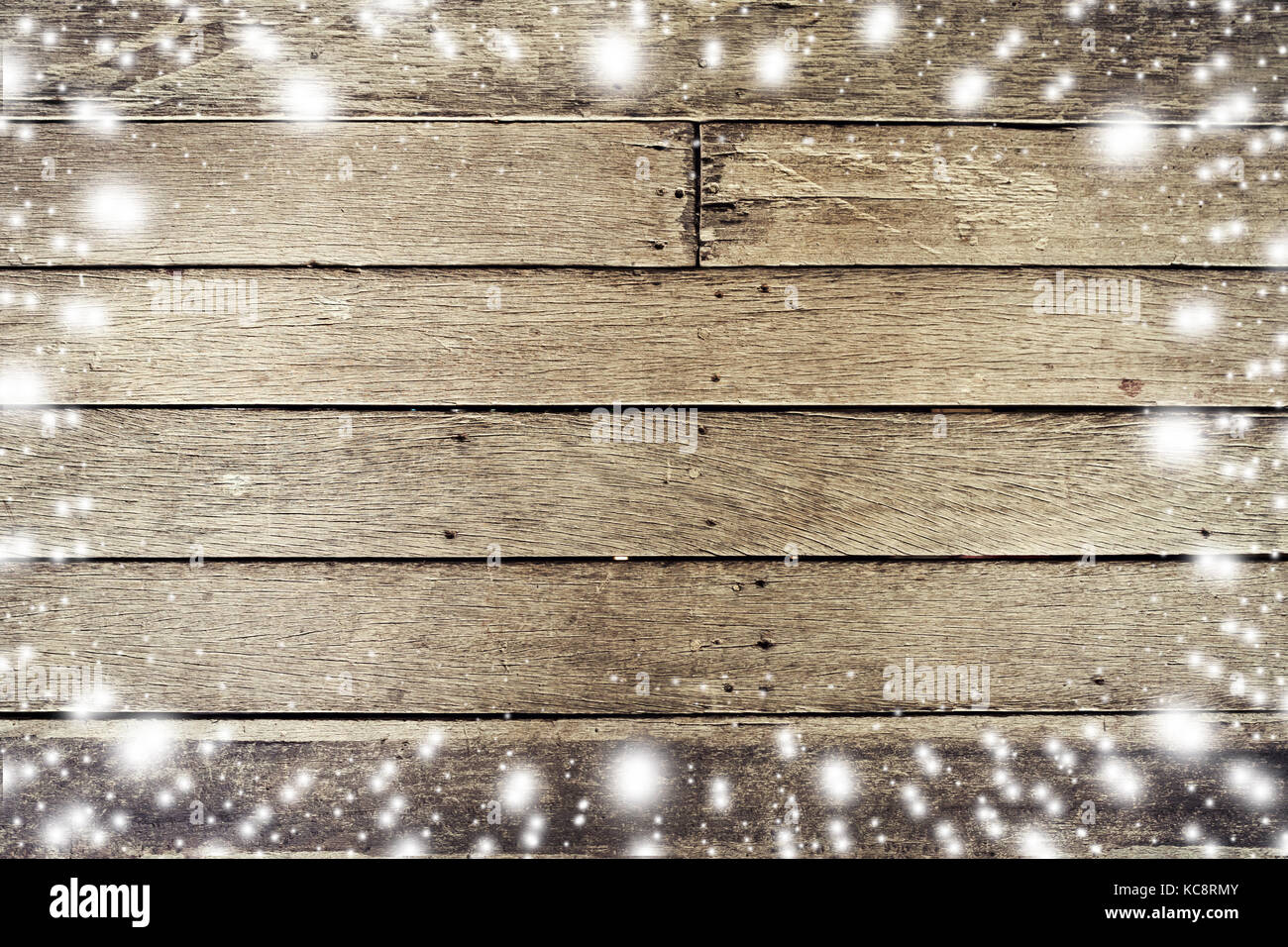 Oben Schnee auf Holzbrett Hintergrund und Textur mit Platz für Text. Stockfoto