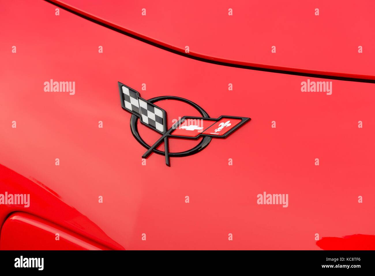 Gekreuzt insignia gekennzeichnet von einem roten Corvette Sportwagen, 1983-2005, in den USA. Stockfoto