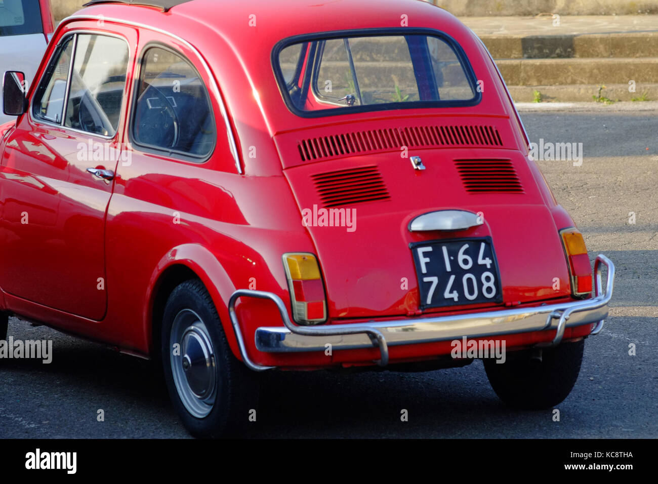 Rot Fiat 500 auf der Straße geparkt. Classic vintage Modell. Florenz, Italien Stockfoto