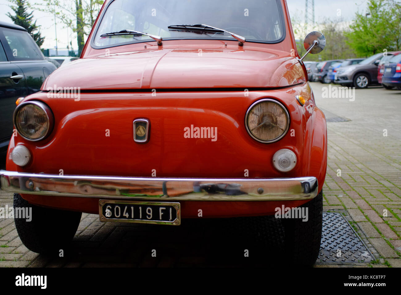 Rot Fiat 500 auf der Straße geparkt. Classic vintage Modell. Florenz, Italien Stockfoto