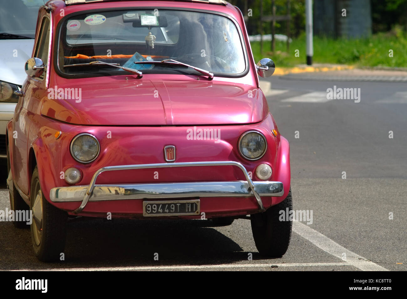 Rosa Lila Fiat 500 auf der Straße geparkt. Classic vintage Modell. Florenz, Italien Stockfoto