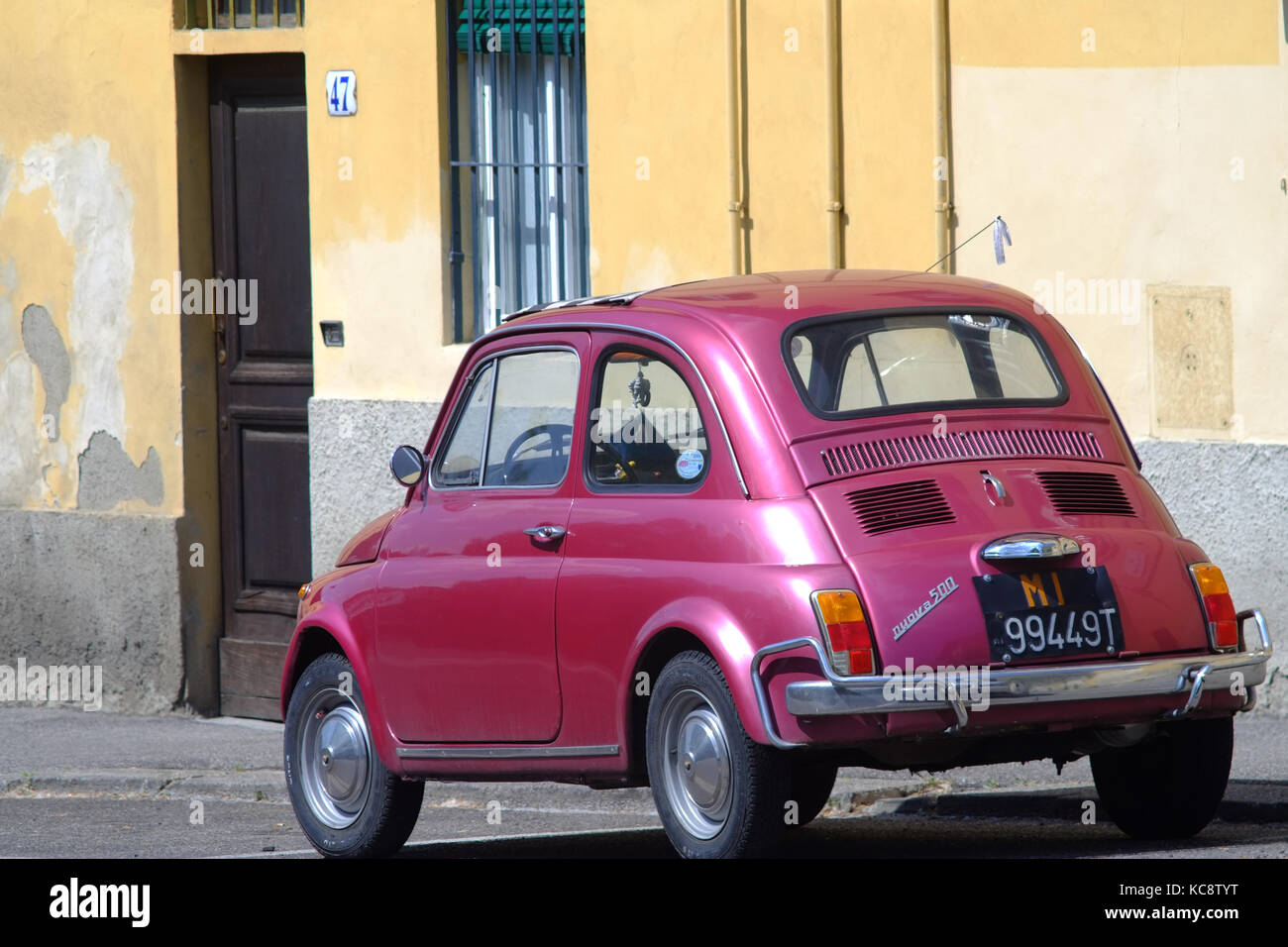 Rosa Lila Fiat 500 auf der Straße geparkt. Classic vintage Modell. Florenz, Italien Stockfoto