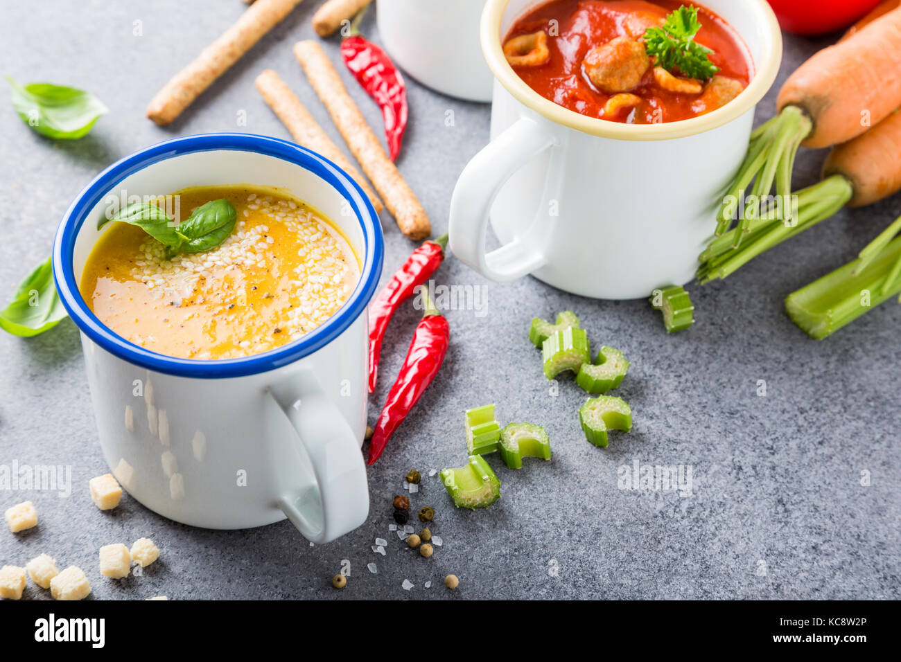 Hausgemachte Suppen mit verschiedenen Zutaten Stockfoto