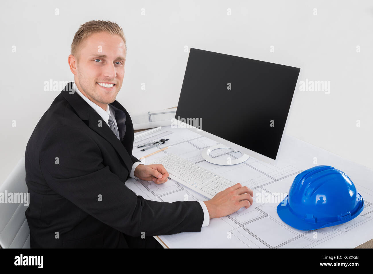 Junge glücklich Architekten Arbeiten am Computer im Büro Stockfoto