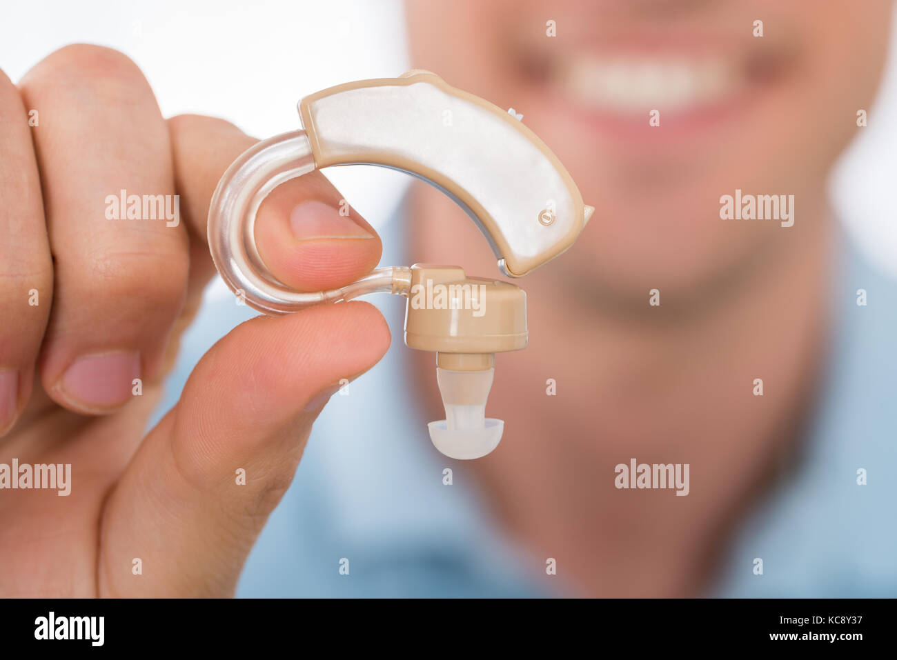 Close-up des Menschen Hand mit Hörgerät Stockfoto