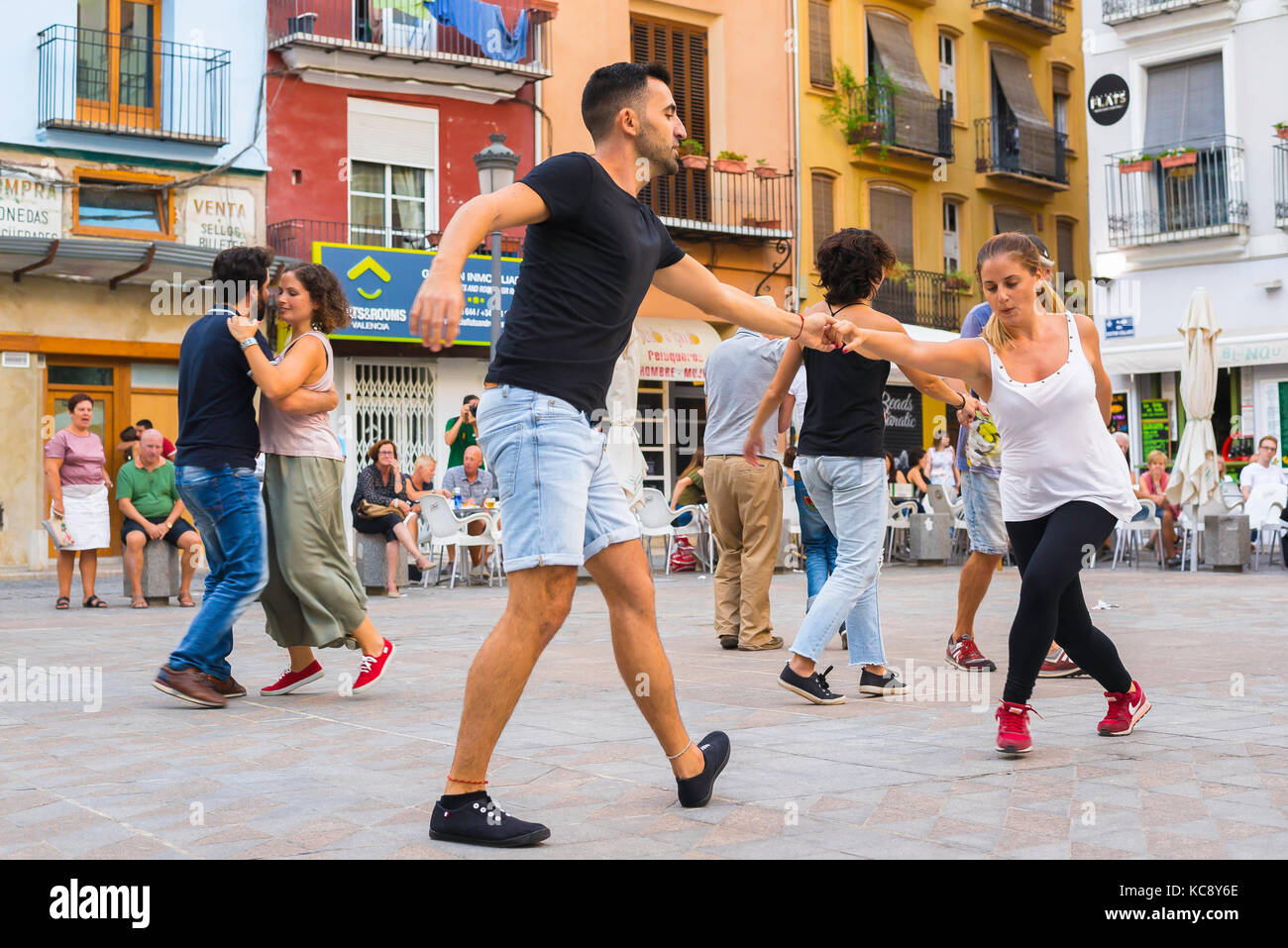 Junge Leute tanzen, an einem Sommerabend auf der Plaza del Dr Collado Paare genießen eine 1940er-Stil Tanzstunde, Valencia, Spanien Stockfoto