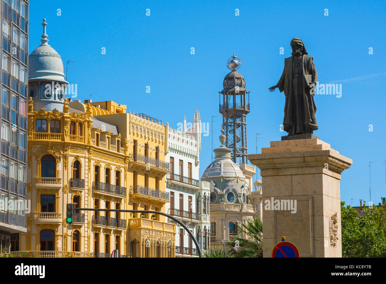 Valencia Plaza Ayuntamiento, mit Blick auf die Statue von Francesco de Vinatea und Skyline von der Ostseite der Plaza del Ayuntamiento, Valencia, Spanien. Stockfoto