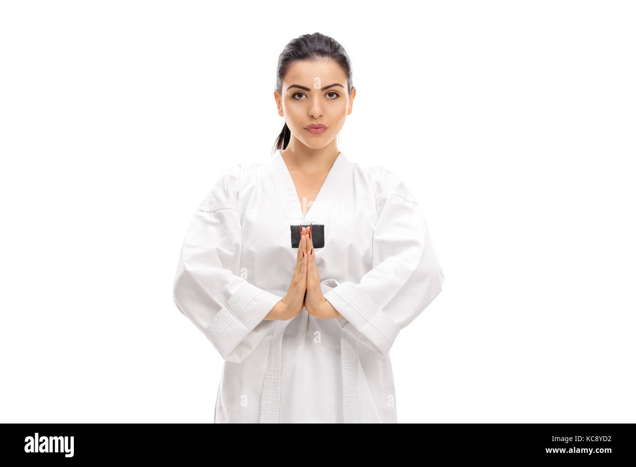 Weibliche Martial Artist Verbeugung in Richtung Kamera auf weißem Hintergrund Stockfoto