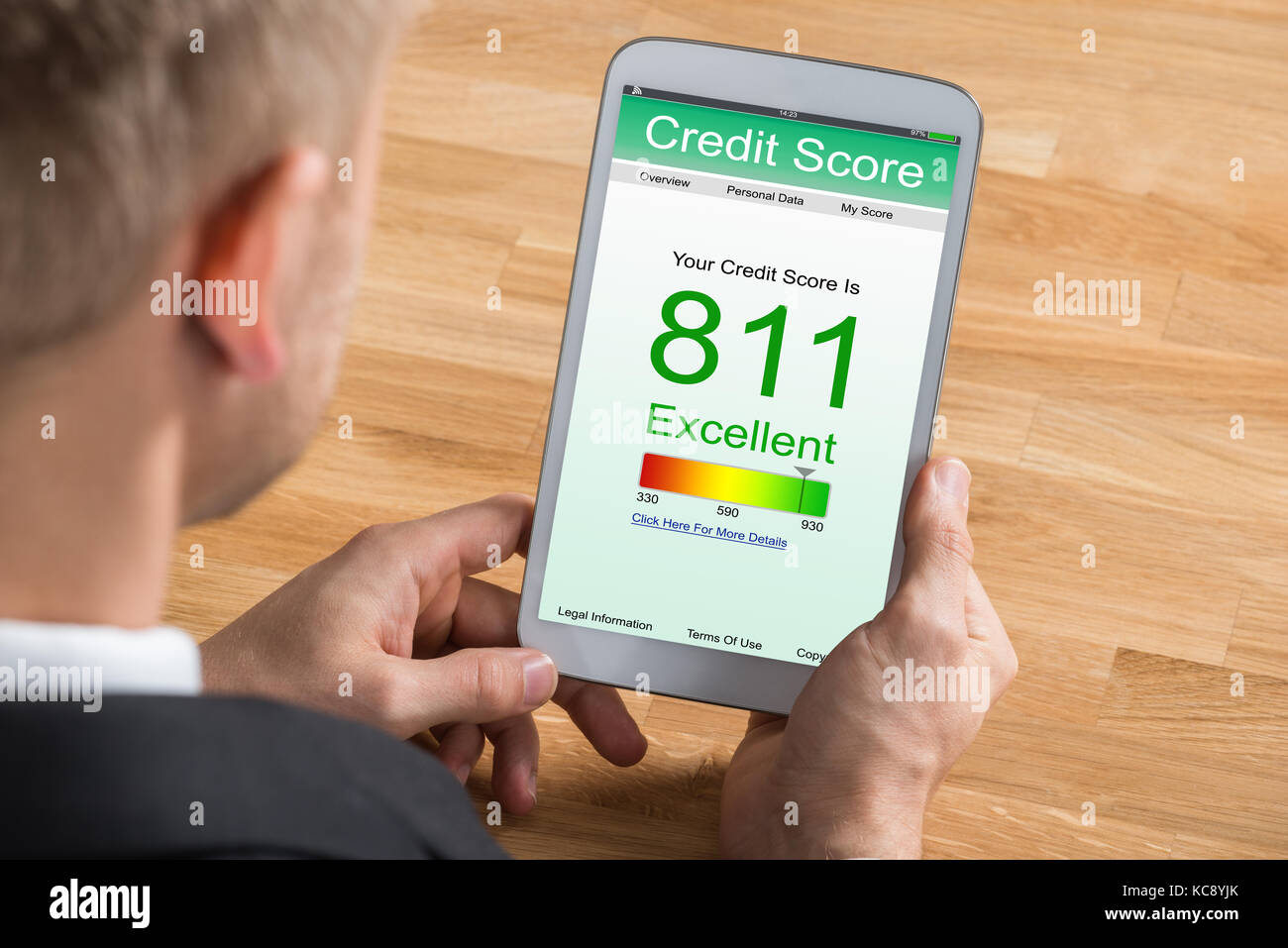 Nahaufnahme eines Junge Unternehmer prüfen Credit Score Online auf Digital Tablet Stockfoto