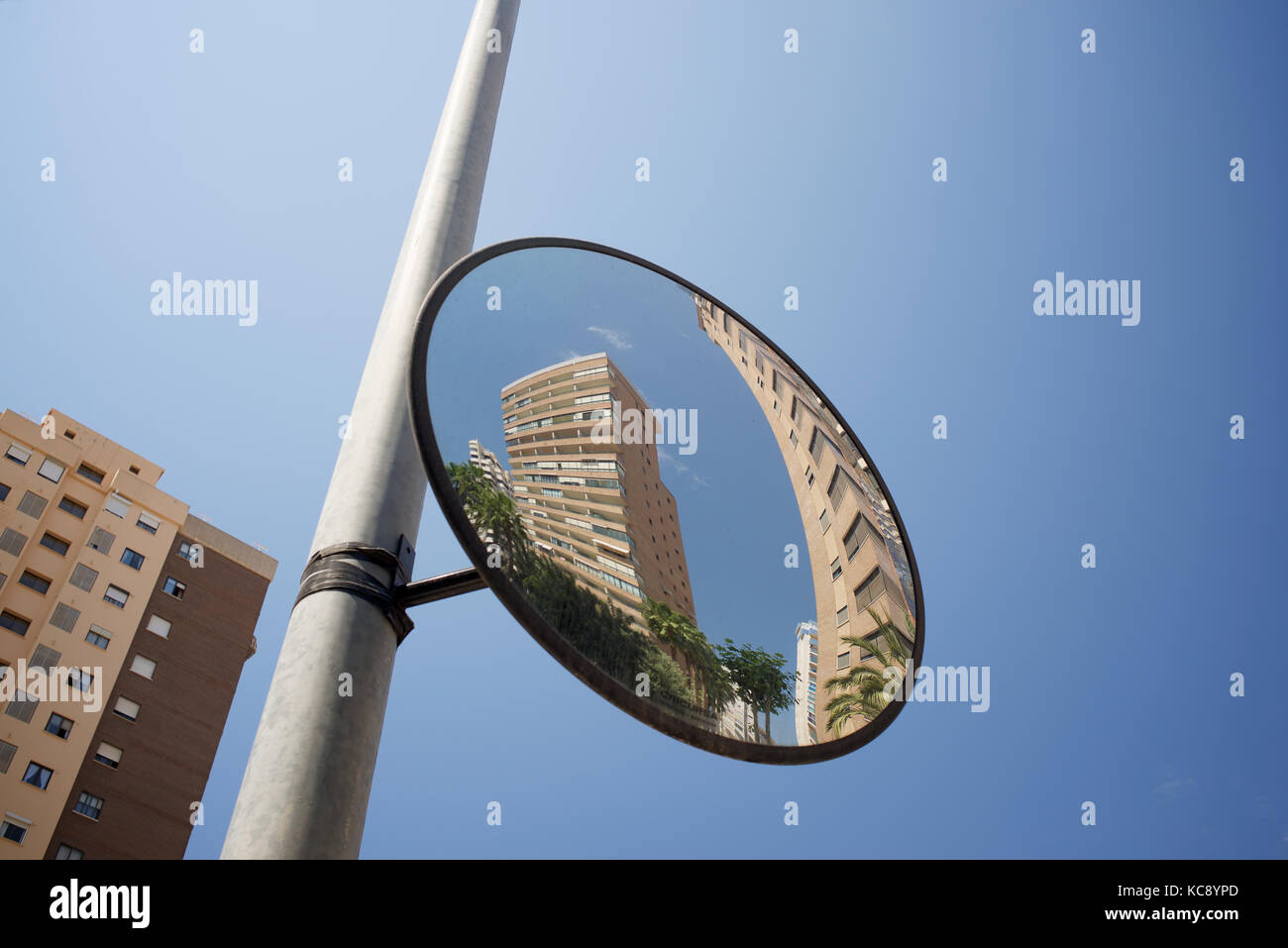 Reflektion von einem Hochhaus Gebäude in einem strassenrand Spiegel in Benidorm Stockfoto