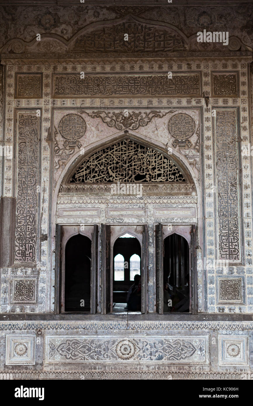 Ibrahim rauza (Grab) ist das Mausoleum von Ibrahim Adil Shah II. und wurde im 16. Jahrhundert erbaut. Stockfoto