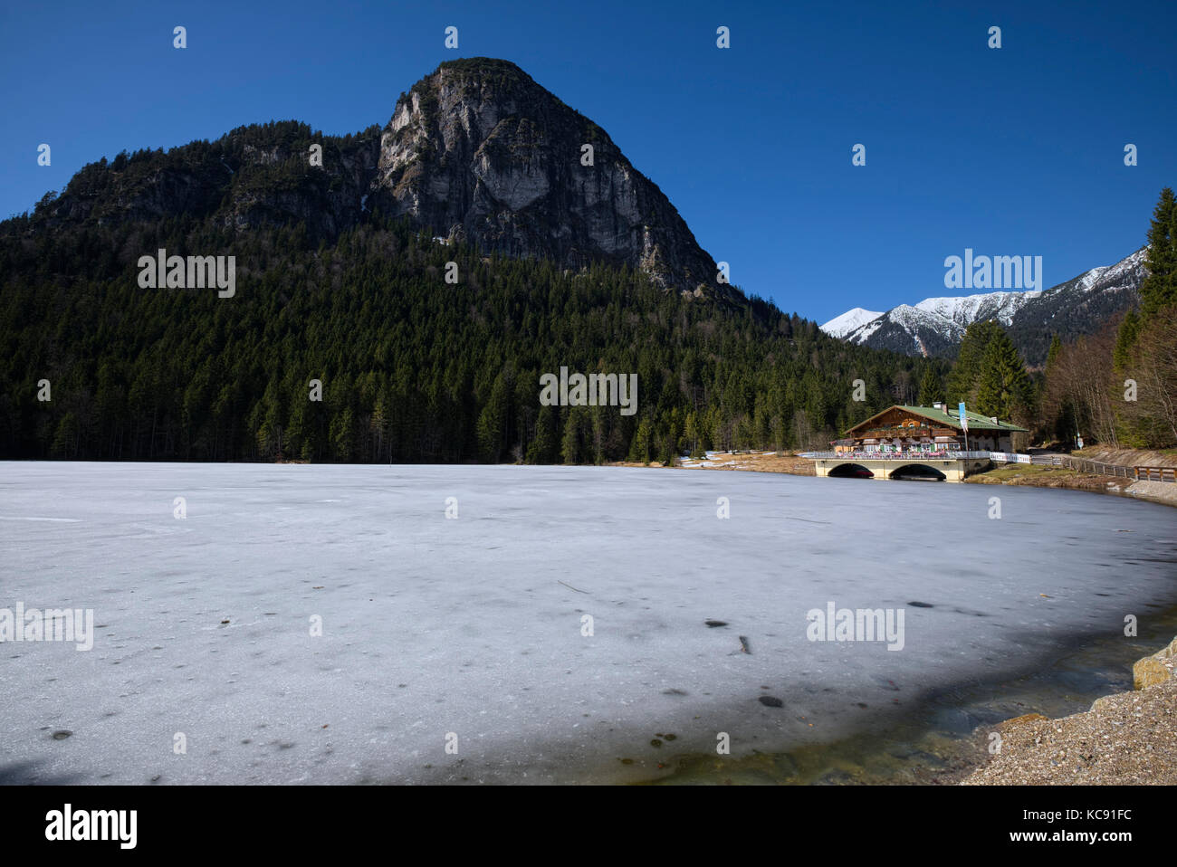 Gefrorene pflegersee und Bergrestaurant, Garmisch-Partenkirchen, Bayern, Deutschland Stockfoto
