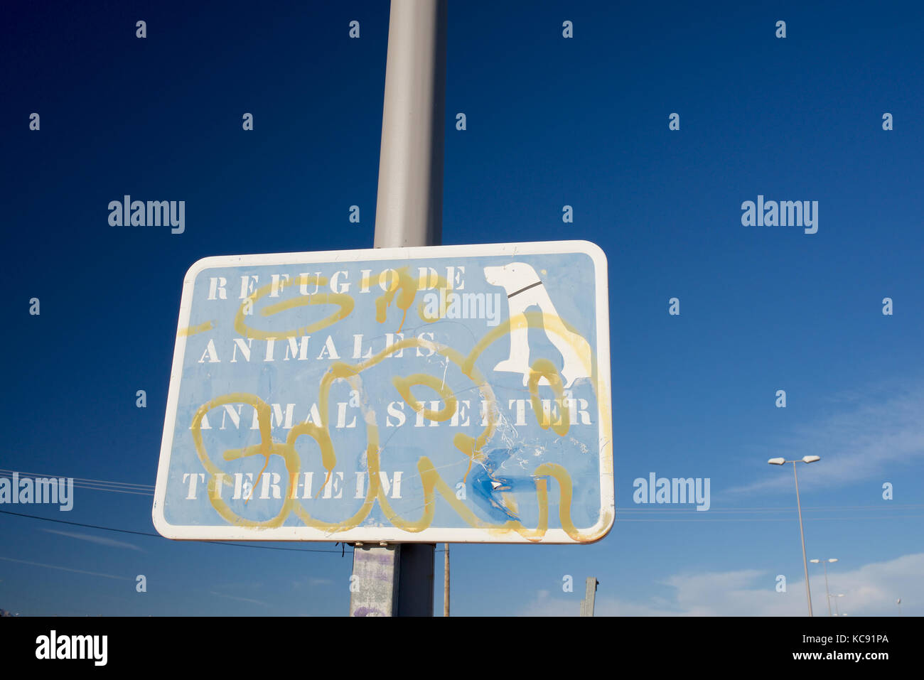 Zeichen auf einer Stange auf der Straße Stockfoto