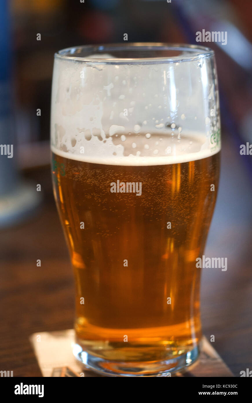 Halb leer Pint Bier Stockfoto