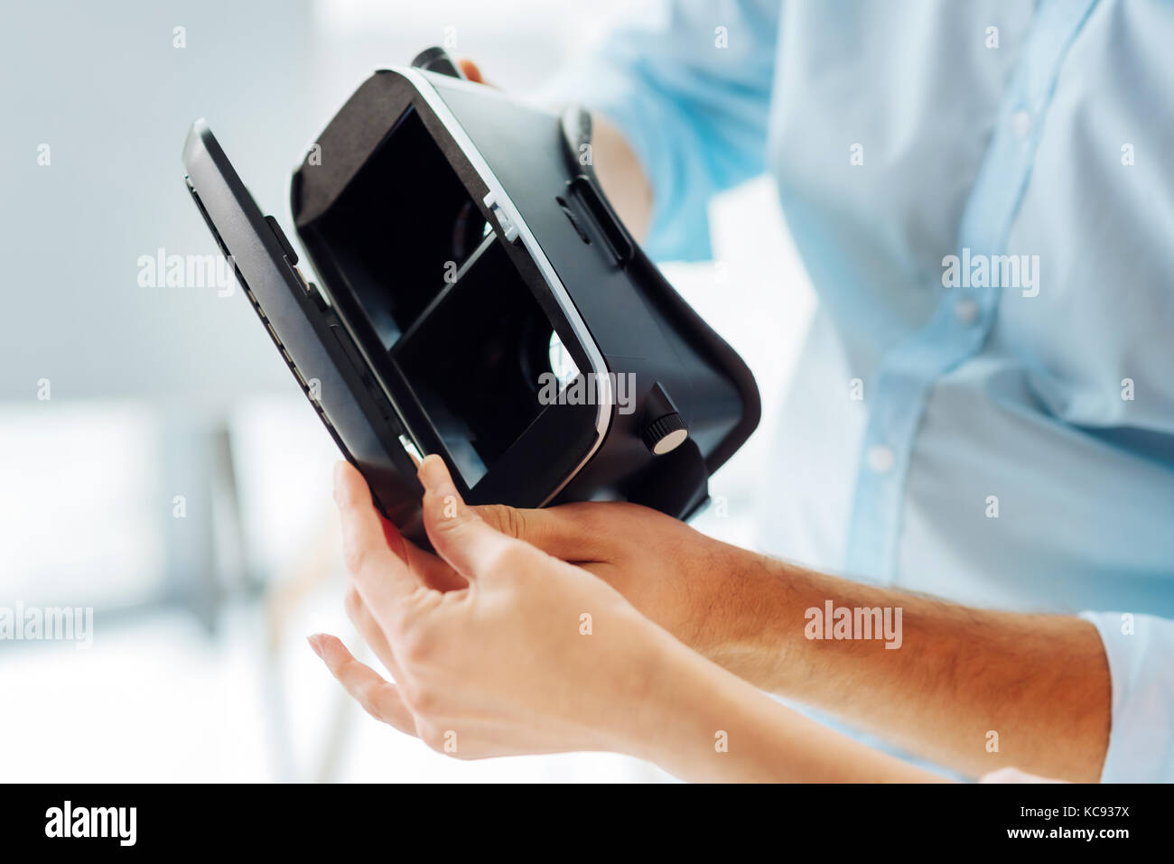 Nahaufnahme der männlichen Hand, die holding Maske Stockfoto