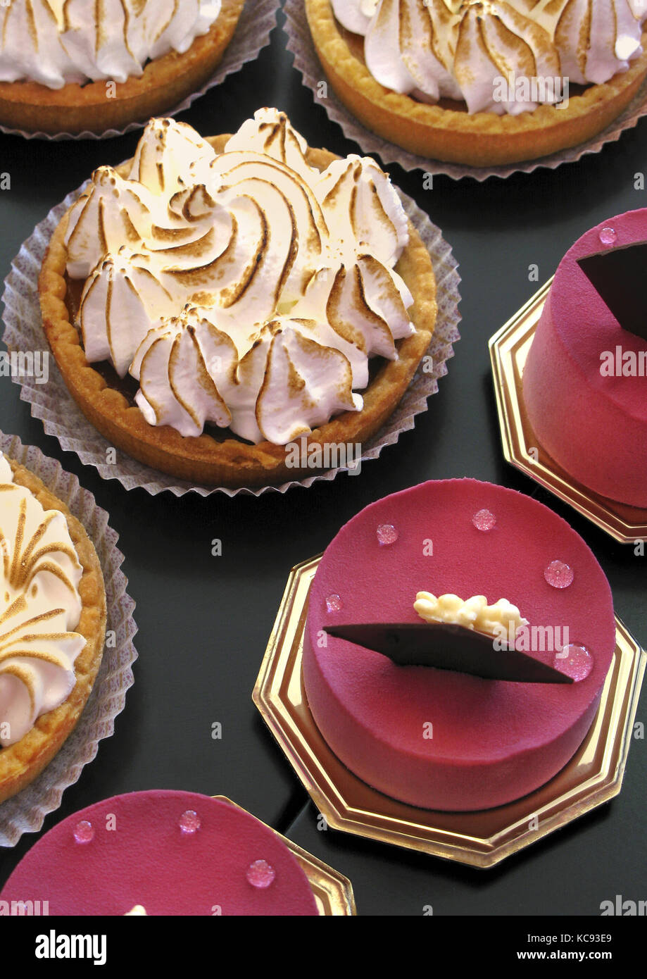 Cassis französische Mousse und Lemon tart auf eine Bäckerei Abschaltdruck Stockfoto