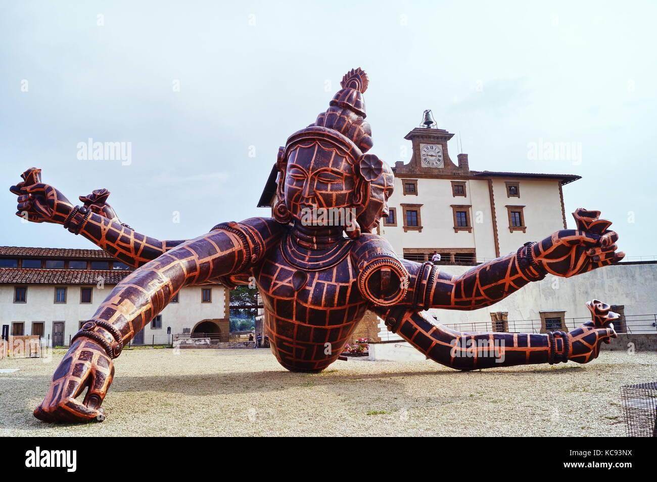 Die Skulptur mit dem Titel drei Köpfe, sechs Arme des chinesischen Künstlers Zhang Huan in Forte di Belvedere Florenz Italien Stockfoto