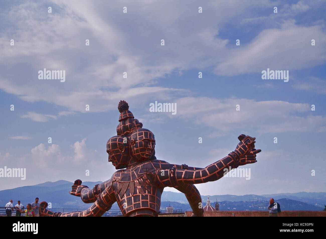 Die Skulptur mit dem Titel drei Köpfe, sechs Arme des chinesischen Künstlers Zhang Huan in Forte di Belvedere Florenz Italien Stockfoto