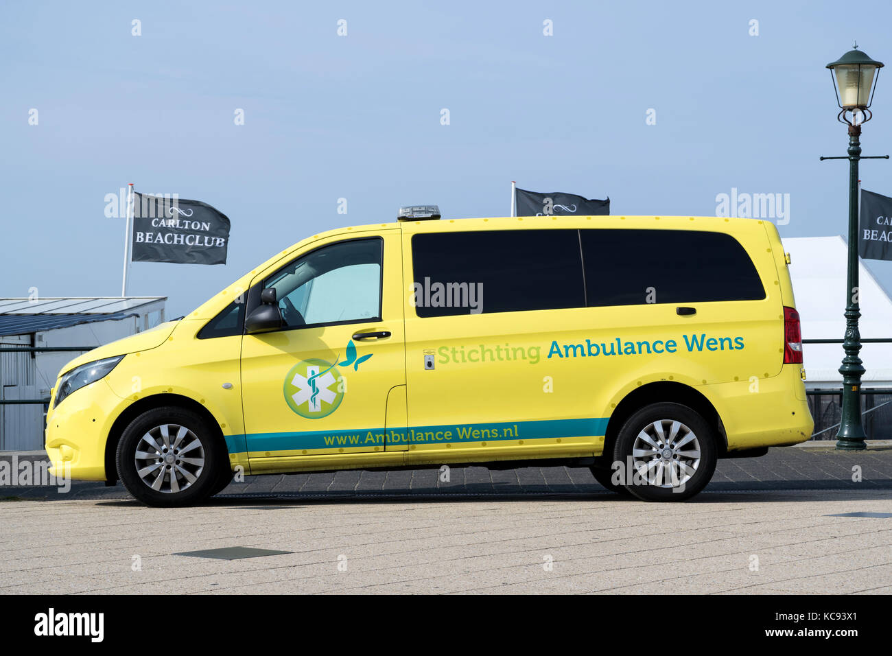 Ambulance van Der stichting Krankenwagen wens (letzter Wunsch Stiftung) am Boulevard von Scheveningen, Niederlande Stockfoto