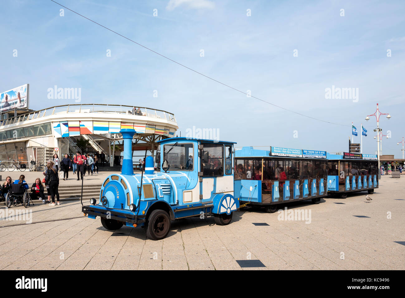 Pfadlosen Bahn für Sightseeing am Pier in Scheveningen, Niederlande Stockfoto