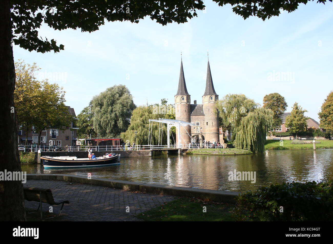 Malerische östliche Tor (oostpoort) an Rijn-Schiekanaal, südöstliche Ecke der inneren Stadt Delft, Südholland, Niederlande. Stockfoto
