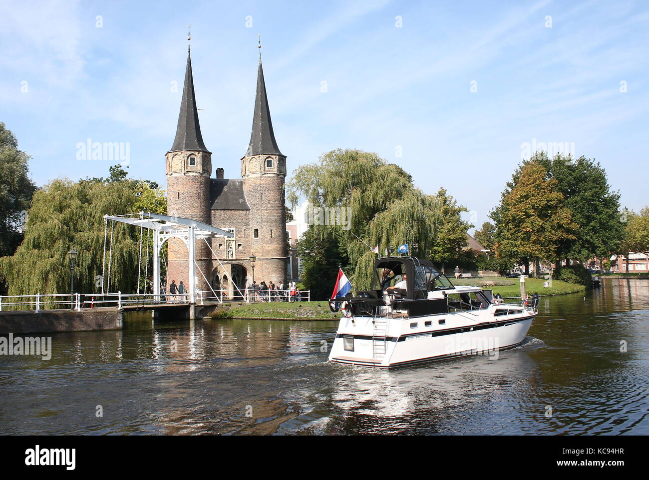 Malerische östliche Tor (oostpoort) an Rijn-Schiekanaal, südöstliche Ecke der inneren Stadt Delft, Südholland, Niederlande. Stockfoto