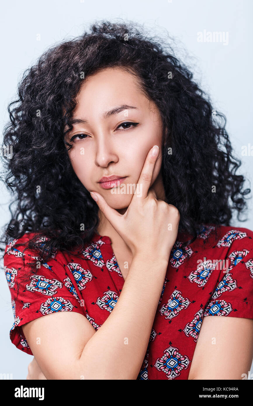 Portrait von Verdächtige junge Frau. Stockfoto