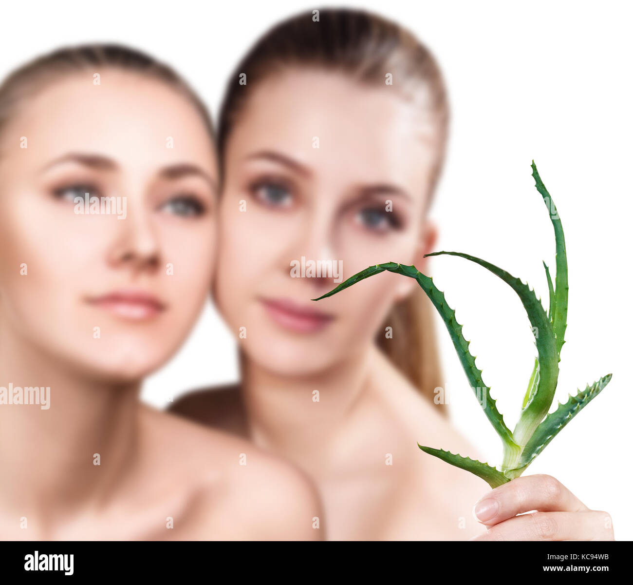 Frauen mit Aloe Vera Pflanze und perfekte Haut. Stockfoto