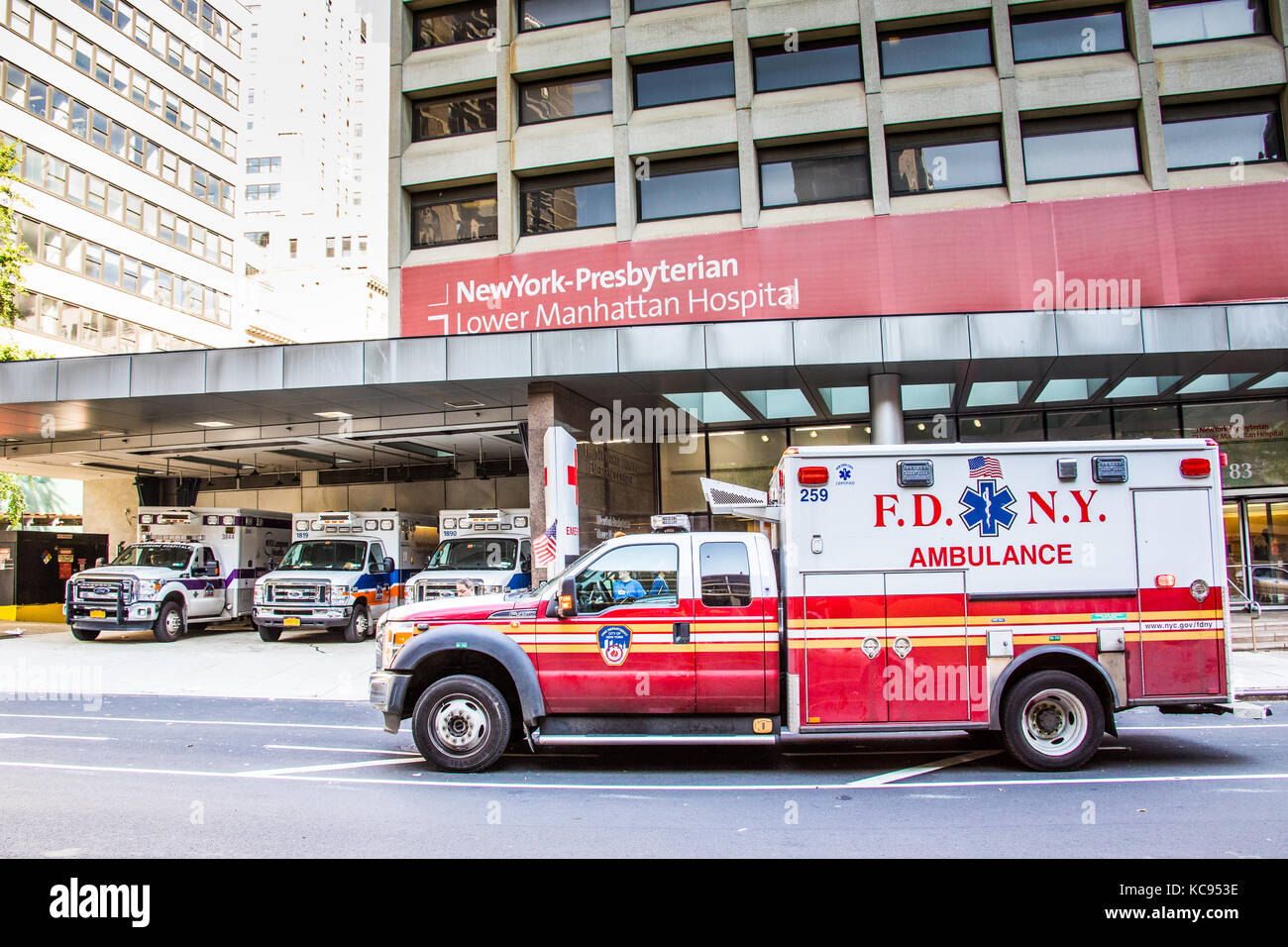FDNY Krankenwagen vor Neww York Presbyterian Hospital, Lower Manhattan, USA Stockfoto