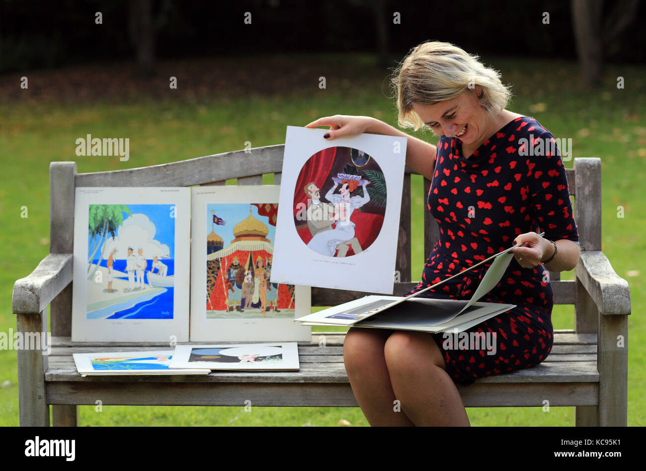 Versteigerer Catherine Southon hält Beispiele aus dem Smilby cartoon Sammlung, einschließlich der Werke, die im Playboy erschienen, in der Ripley Arts Center, Bromley, vor Ihrer Auktion im nächsten Monat. Stockfoto