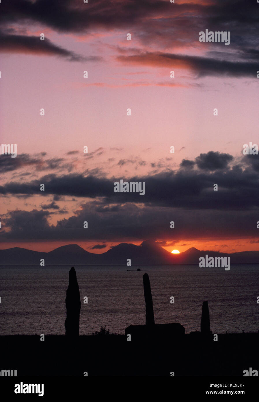 Ballochroy stehende Steine, Kintyre, Schottland, NW den Blick auf die Brüste von Jura bei Sonnenuntergang 29/06/87 mit einem U-Boot in Gigha Ton/Klang der Jura. Stockfoto