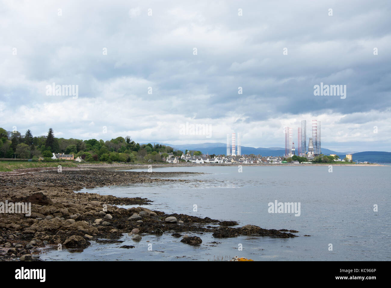 Die Nebeneinanderstellung der kleinen ländlichen Gemeinde Cromarty neben den großen Strukturen von Jackup-Oilrigs Stockfoto