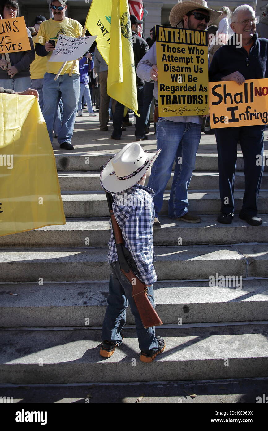 Atlanta, Georgia USA, 19 Jan 2013, ein Kind mit einer Spielzeugpistole und Cowboyhut Uhren 2. Änderungsantrag Demonstranten an der Georgia State Capitol. Stockfoto