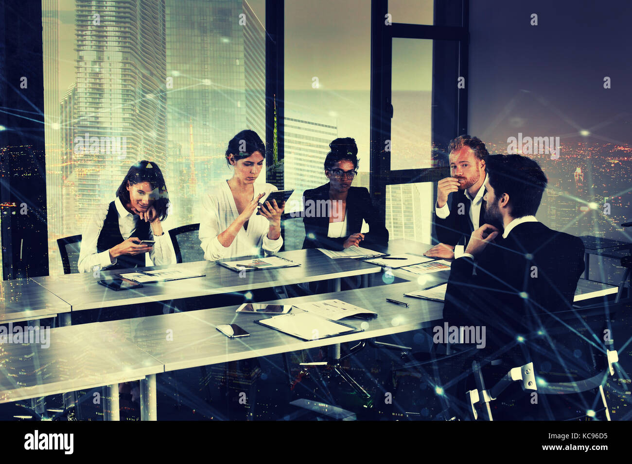 Unternehmer im Büro mit Netzwerk Wirkung. Konzept der Partnerschaft und Zusammenarbeit. Stockfoto