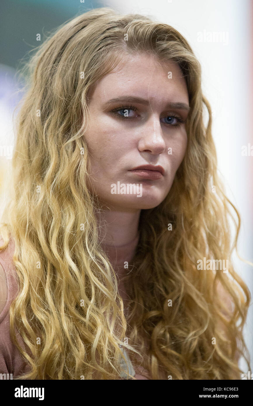 Lydia Wilkinson spricht bei Lloyd Haus in Birmingham über ihren Verlust und Reaktion auf mögliche Urteile vor dem Versuch von Aaron Gerste, der beschuldigt wird, der von der Ermordung ihrer Mutter und Bruder Pierce Tracey an ihrem Haus in Stourbridge. Stockfoto