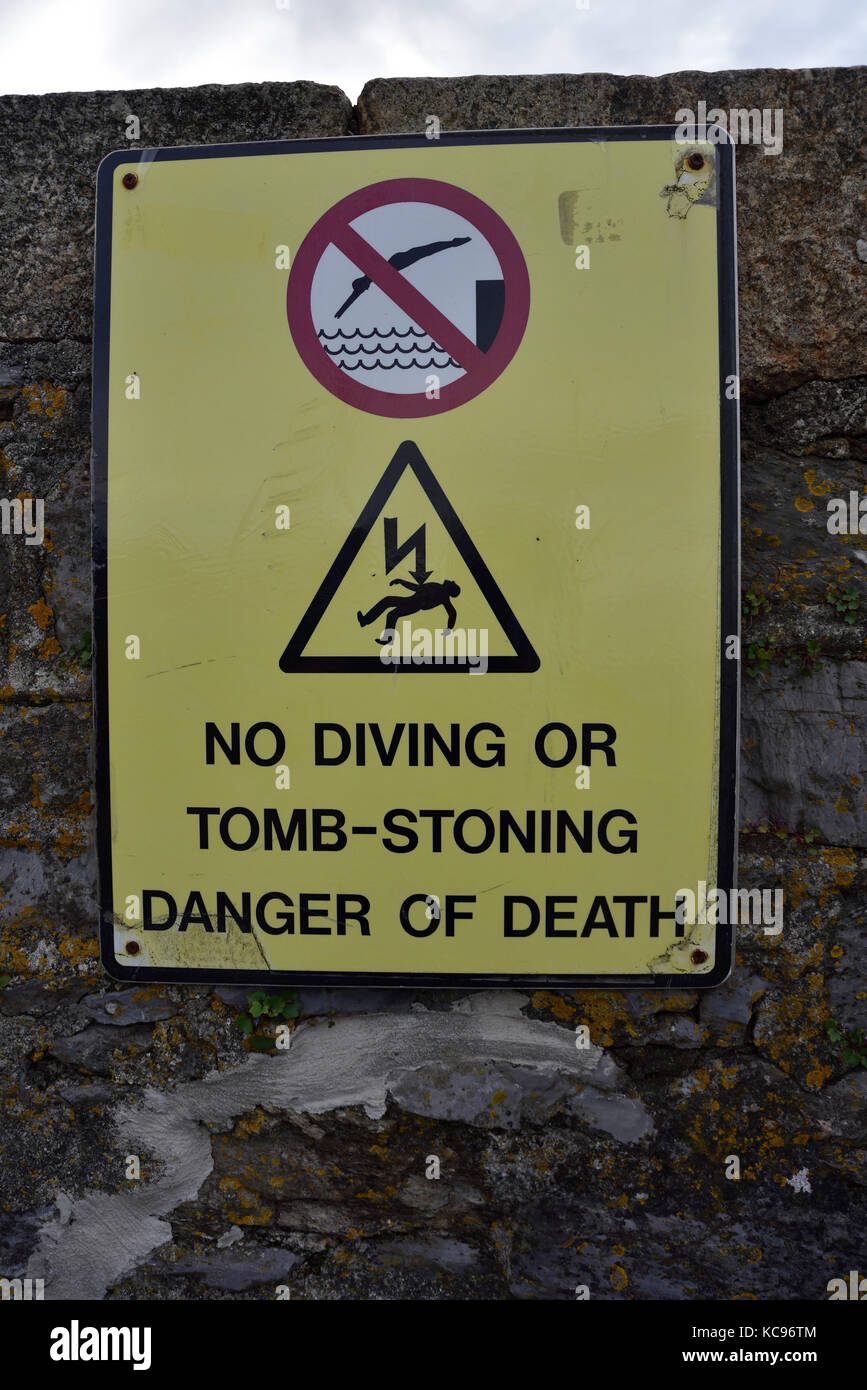 Bekanntmachung über die Sea Wall, Plymouth Warnung kein Tauchen oder Grab - steinigung Stockfoto