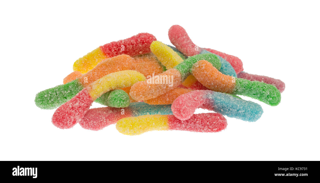 Eine Gruppe von Zucker überzogen Sauer schmeckende bunte Gummibärchen Worms auf einem weißen Hintergrund. Stockfoto