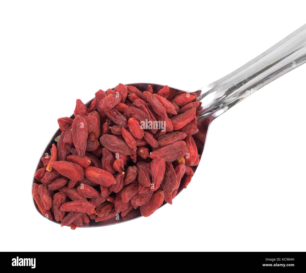 Ansicht von oben ein Teil der getrockneten wolfberry Obst auf einem großen Edelstahl Löffel. Stockfoto