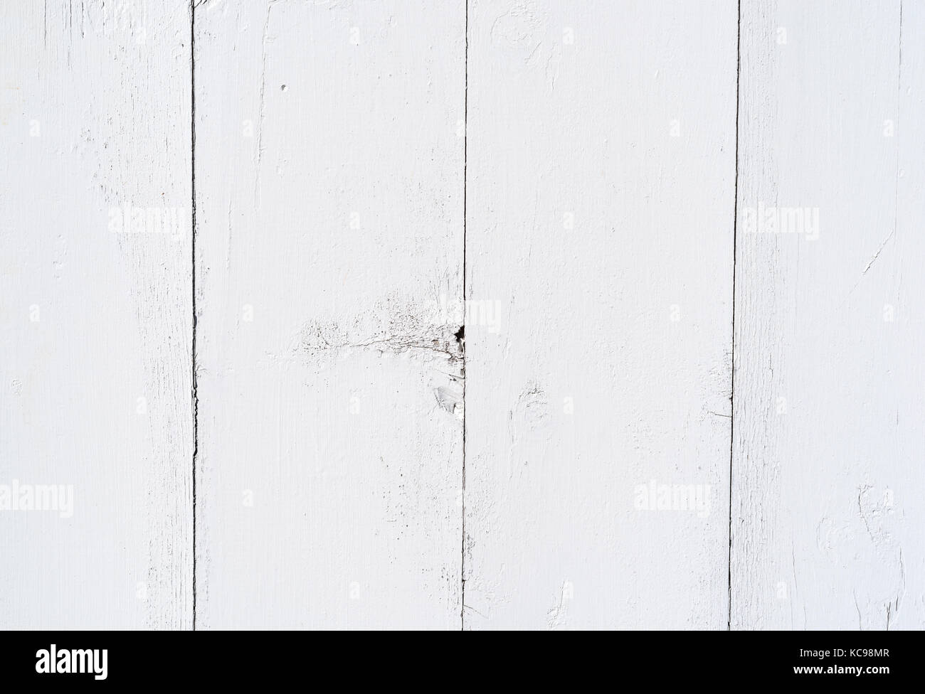 Reihen mit weiß lackiertem Holz board Siding, Risse und Peeling aus Wetter. Stockfoto