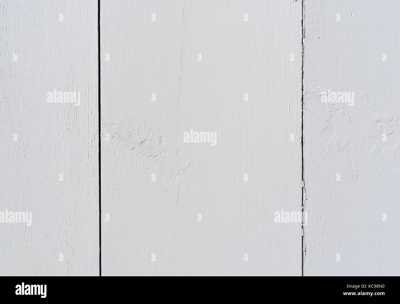 In der Nähe der weiß lackierten Holz board Siding, Risse und Peeling aus Wetter. Stockfoto