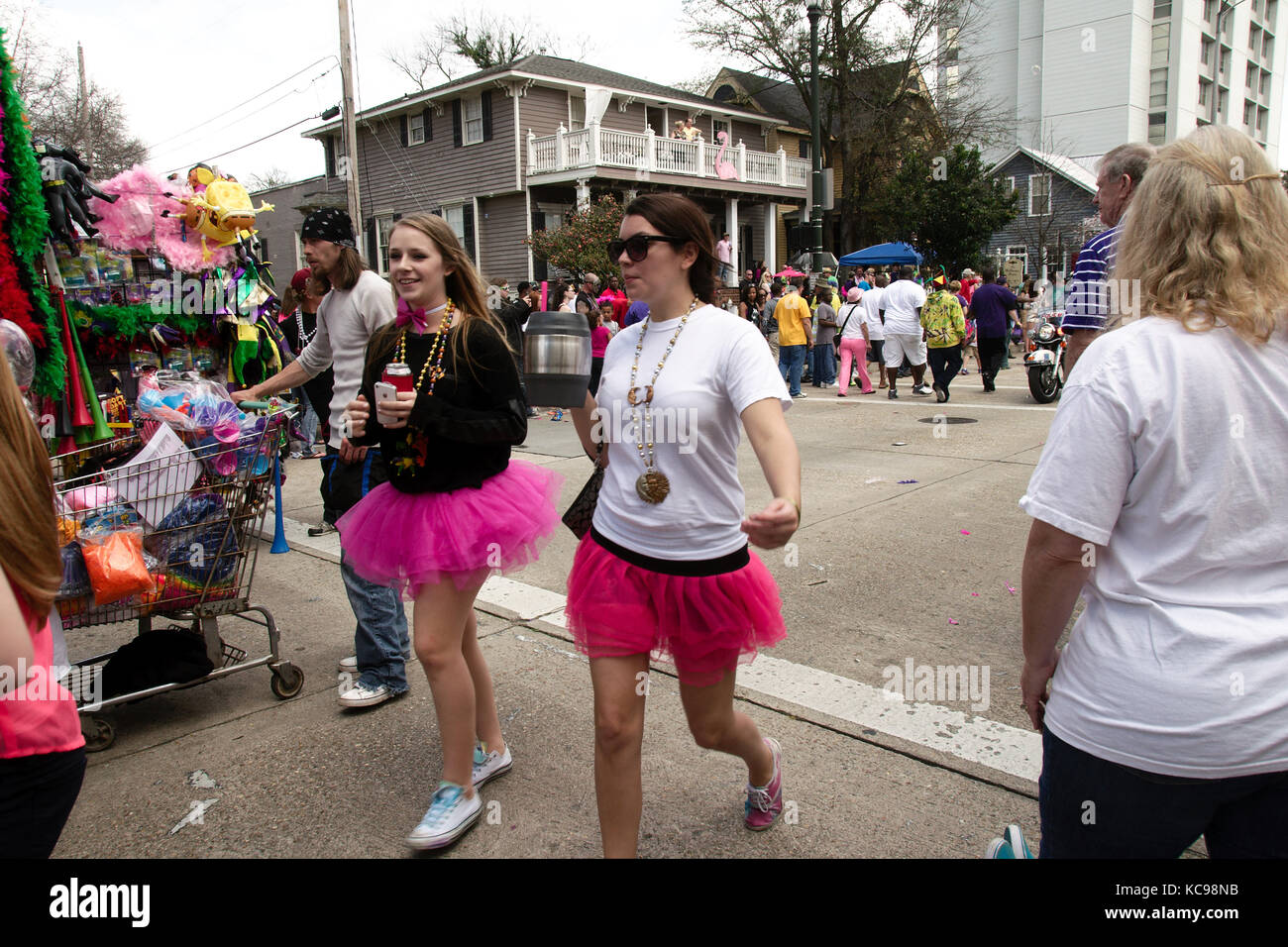 Baton Rouge, Louisiana, USA - 2016: Leute beobachten, die eine Parade während Mardi gras feiern. Stockfoto