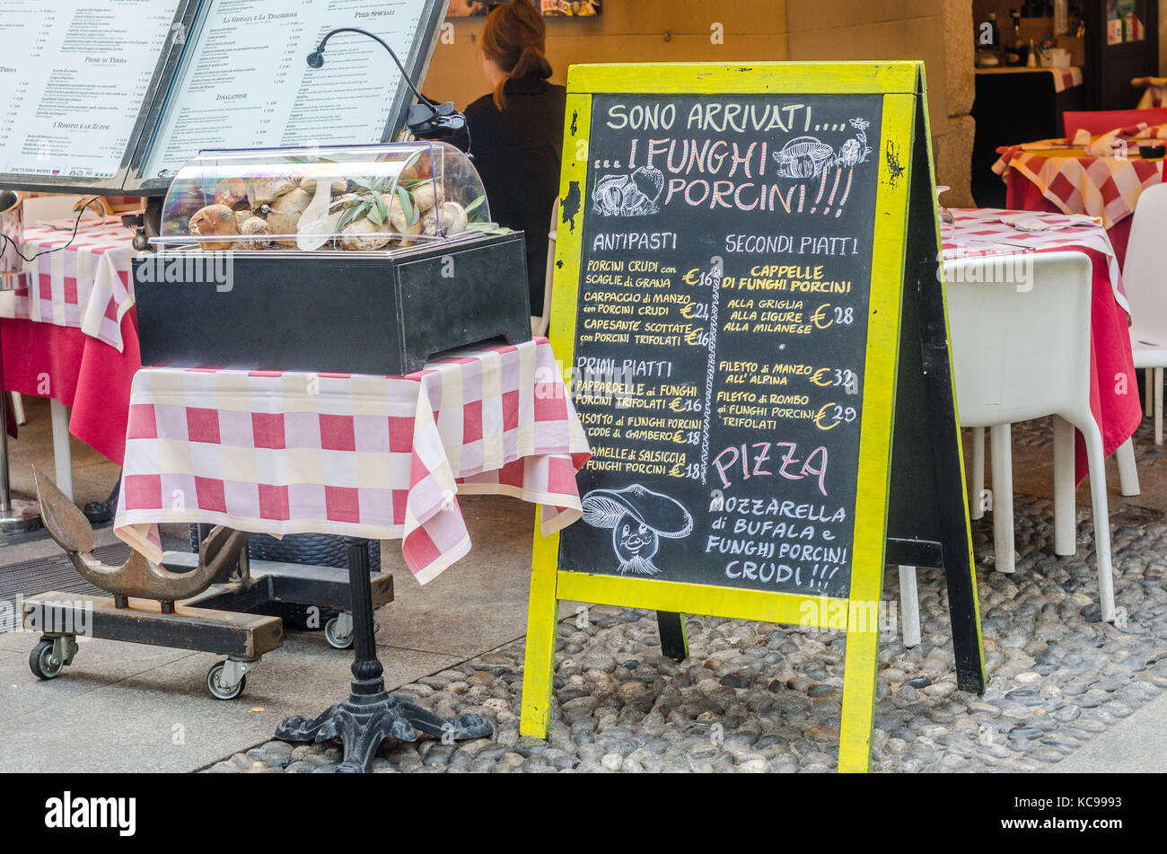 Ein Menü mit verschiedenen Optionen, einschließlich der berühmten Funghi Porcini, eine italienische Delikatesse aus wilden Pilzen Stockfoto