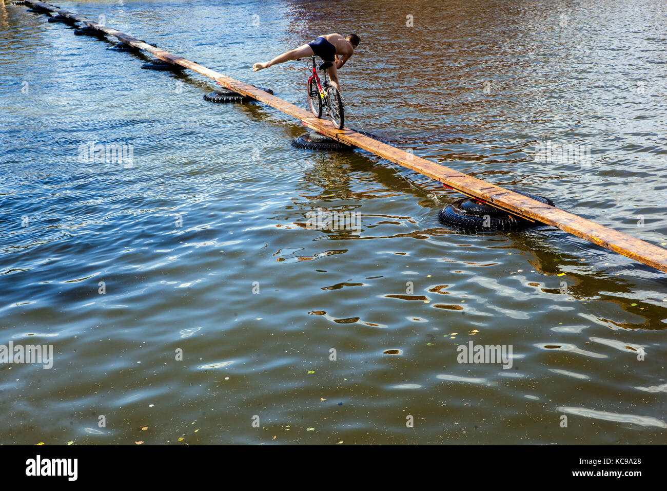Holzsteg über einem teich Fotos und Bildmaterial in hoher Auflösung