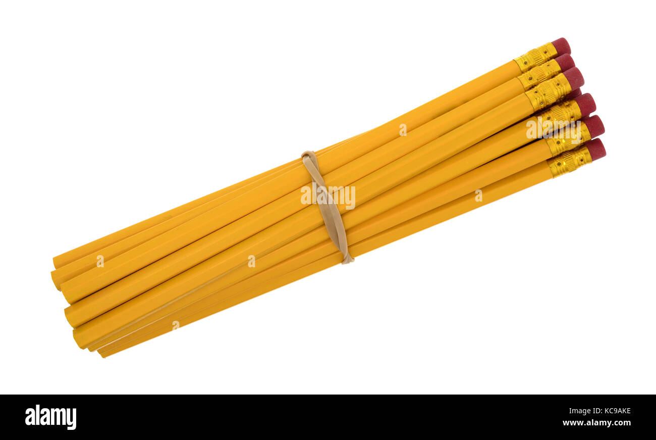 Blick von oben auf eine Gruppe von hingegen ungeschärft gelb Bleistifte mit einem Gummiband auf einem weißen Hintergrund. Stockfoto