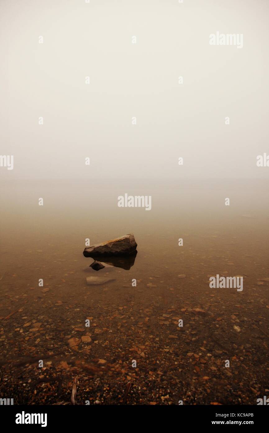 Lonely Rock im See Wasser. Stockfoto