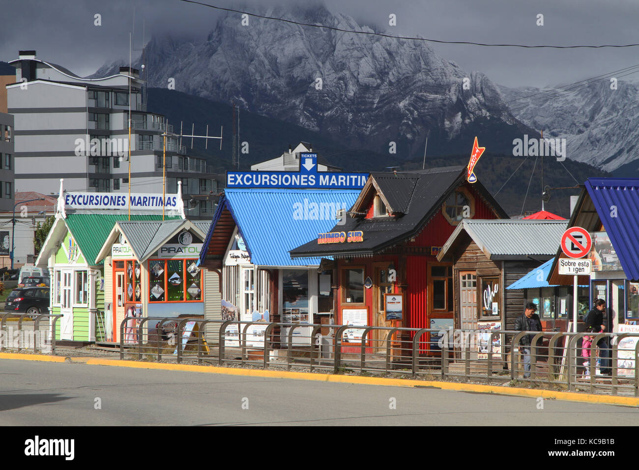 USHUAIA - 2. JANUAR 2014 : Ausflüge zum Verkauf von Häusern im Hafen von Ushuaia. Ushuaia wird vom Secr als die südlichste Stadt der Welt beschrieben Stockfoto