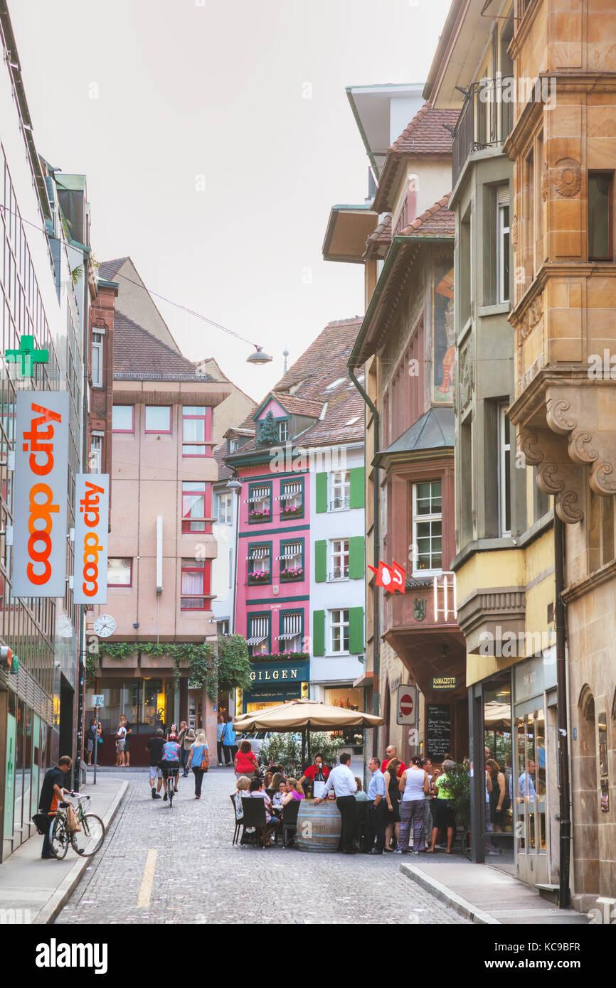 Basel - 25. August: überfüllt mit Touristen Straße am 25. August 2017 in Basel, Schweiz. Stockfoto