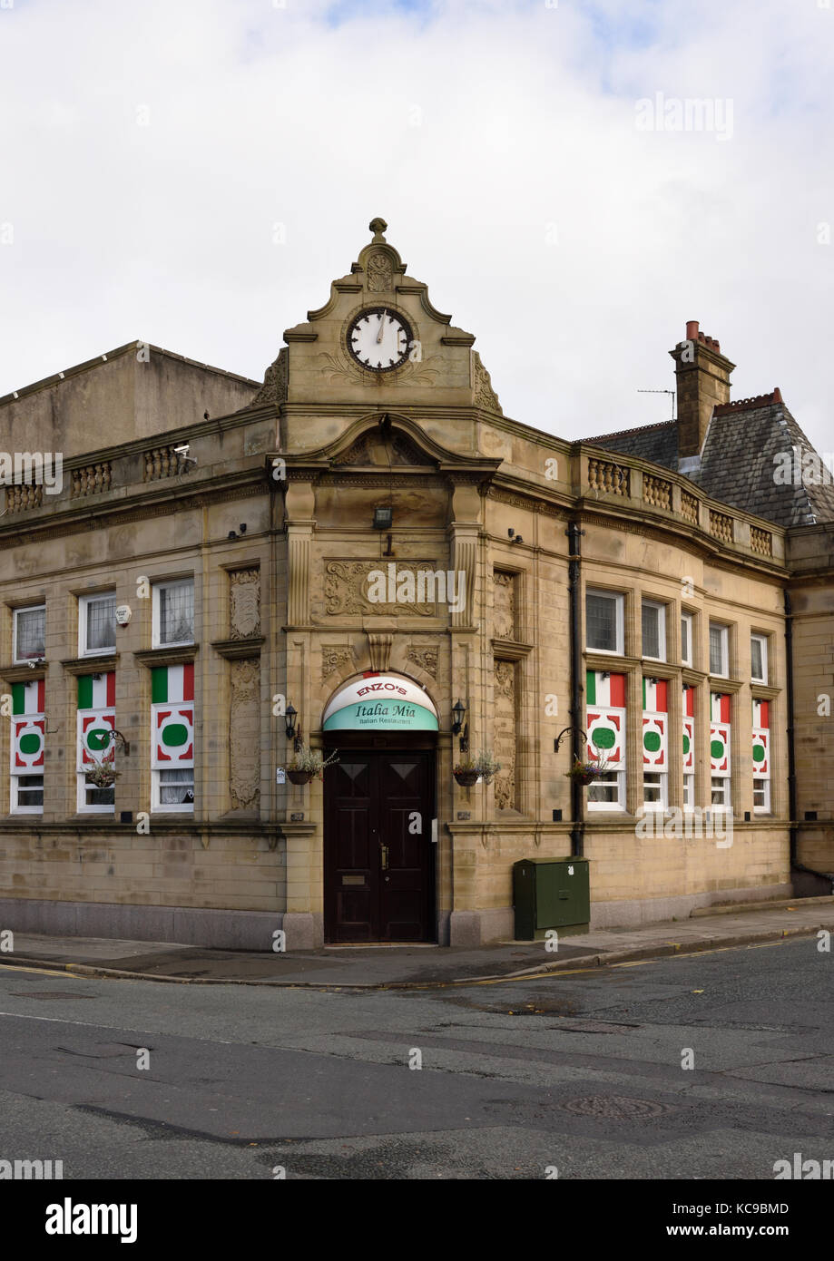 Altes Bankgebäude, das in ein italienisches Restaurant in radcliffe umgewandelt wurde Bury lancashire großbritannien Stockfoto
