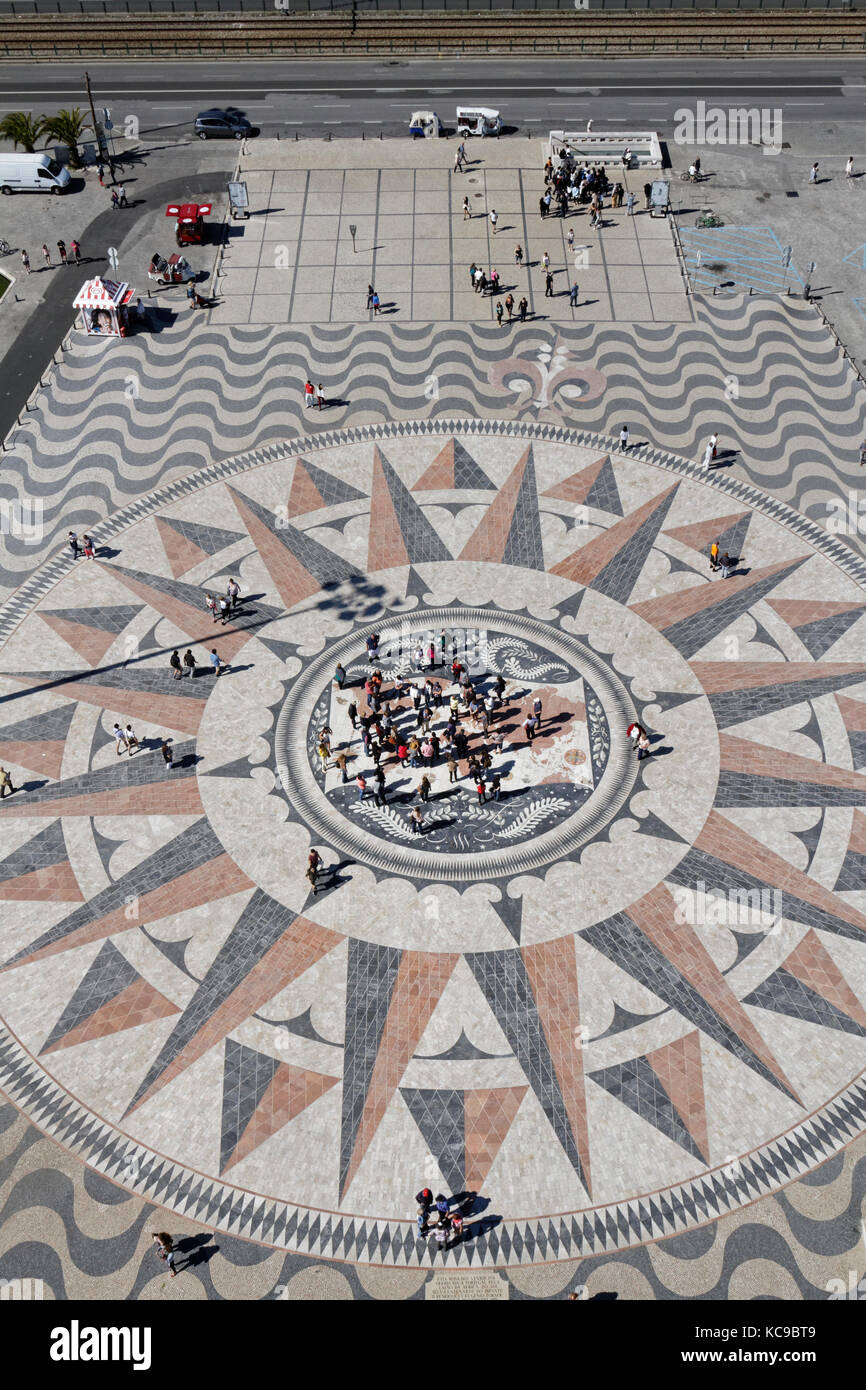 LISSABON, Portugal, 6. April 2017 : die Kompassrose und der Mappa mundi,  ein Geschenk der Republik Südafrika, auf dem Platz vor Padrao dos Desco  Stockfotografie - Alamy