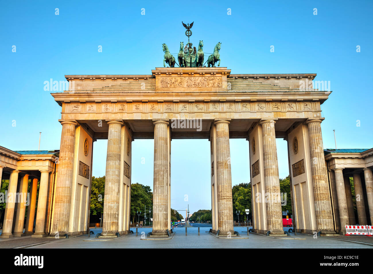 Brandenburg Gate (Brandenburger Tor) in Berlin, Deutschland bei Sonnenaufgang Stockfoto